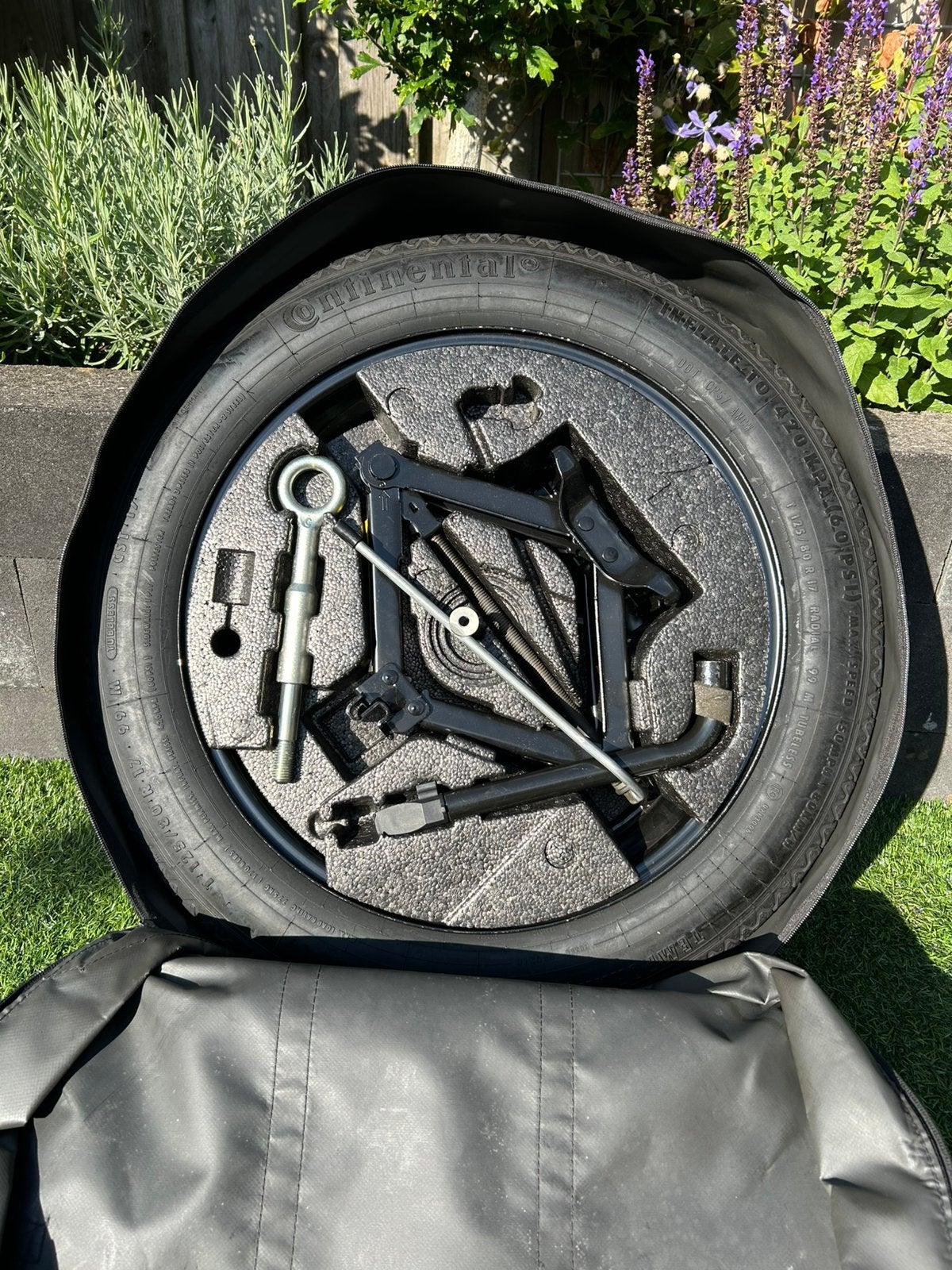 Volvo thuiskomer set, incl. krik en moersleutel. 17 inch, Ophalen of Verzenden, Zo goed als nieuw, Manueel, Schaarkrik