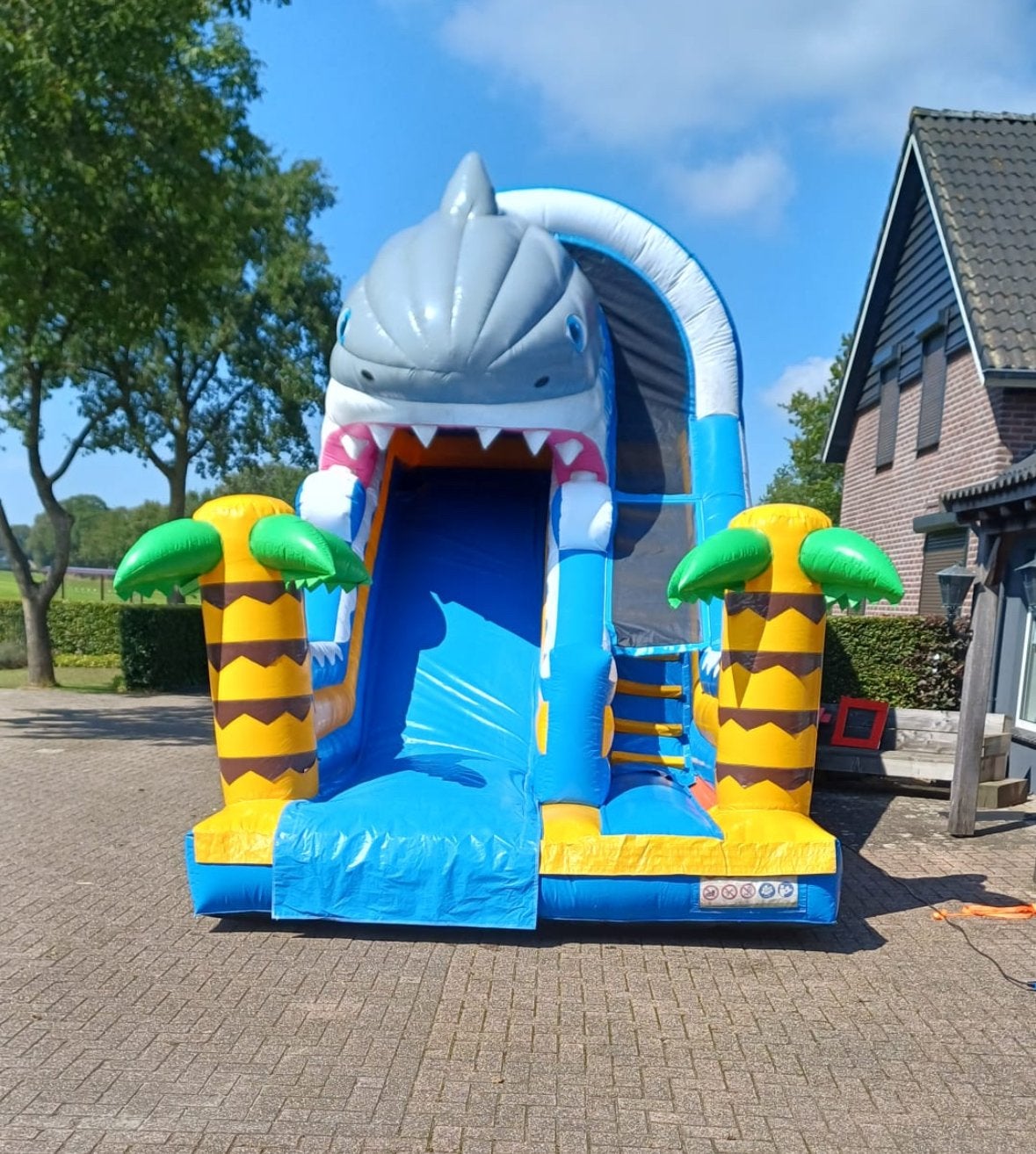 Opblaasbaar springkussen met haai en glijbaan, Ophalen, Gebruikt