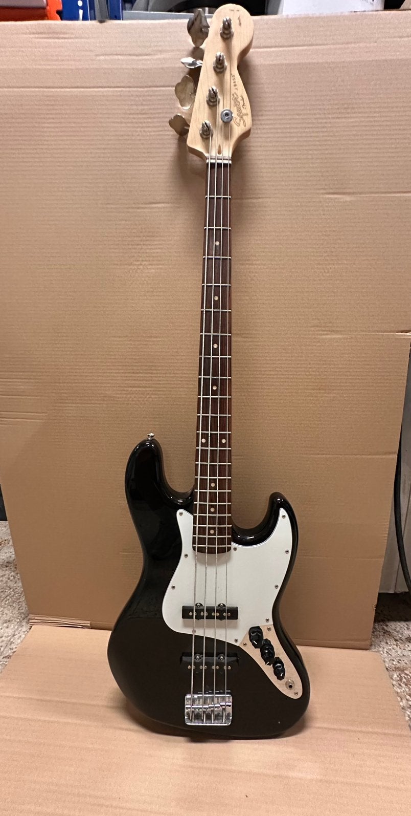 Fender Squier J Bass + versterker, Muziek en Instrumenten, Ophalen, Zo goed als nieuw