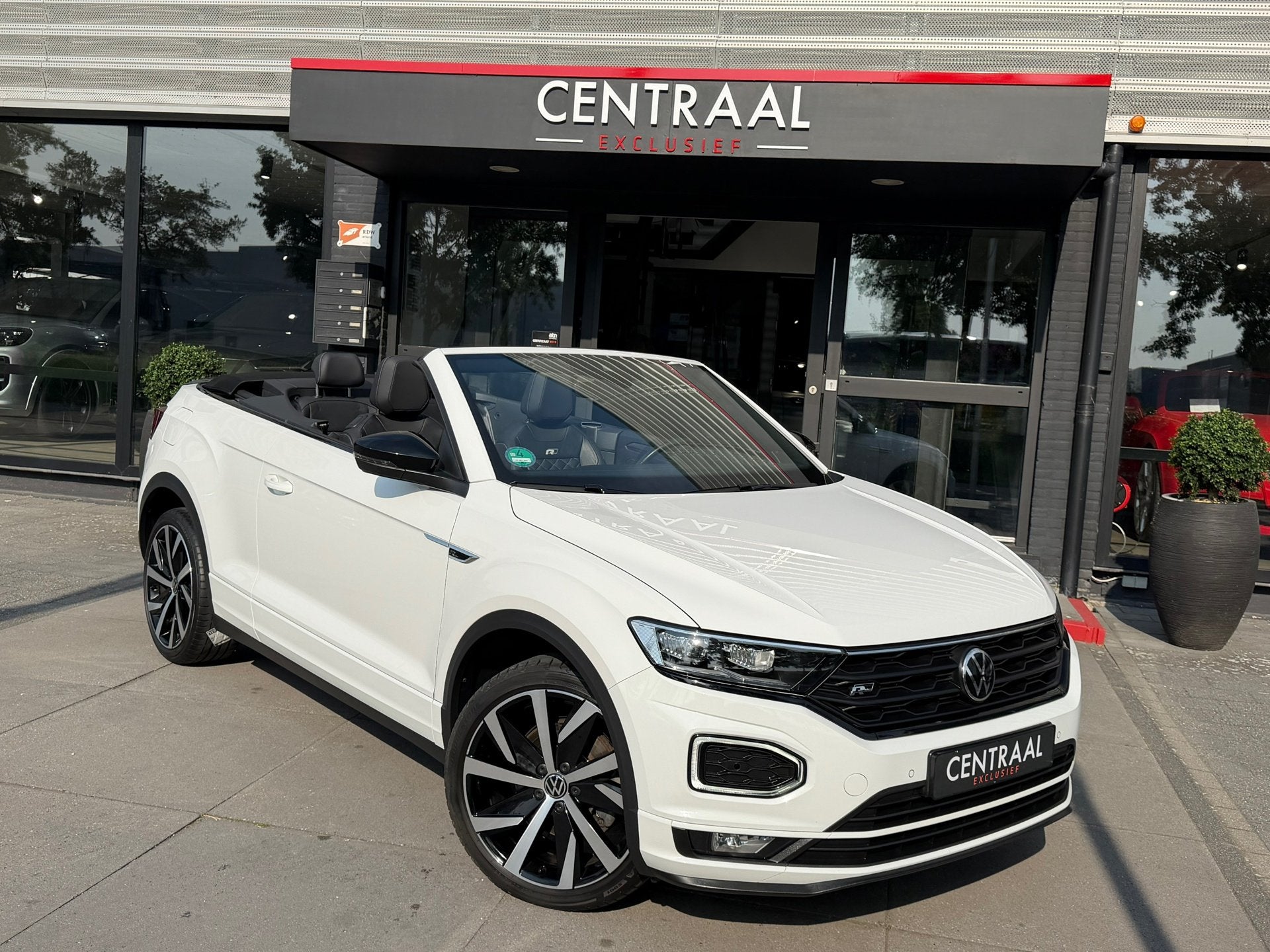 Volkswagen T-Roc Cabrio 1.5 TSI R-Line Leder|ACC|Beats-Audio, Auto's, Volkswagen, Zwart, 4 cilinders, 4 stoelen, Wit