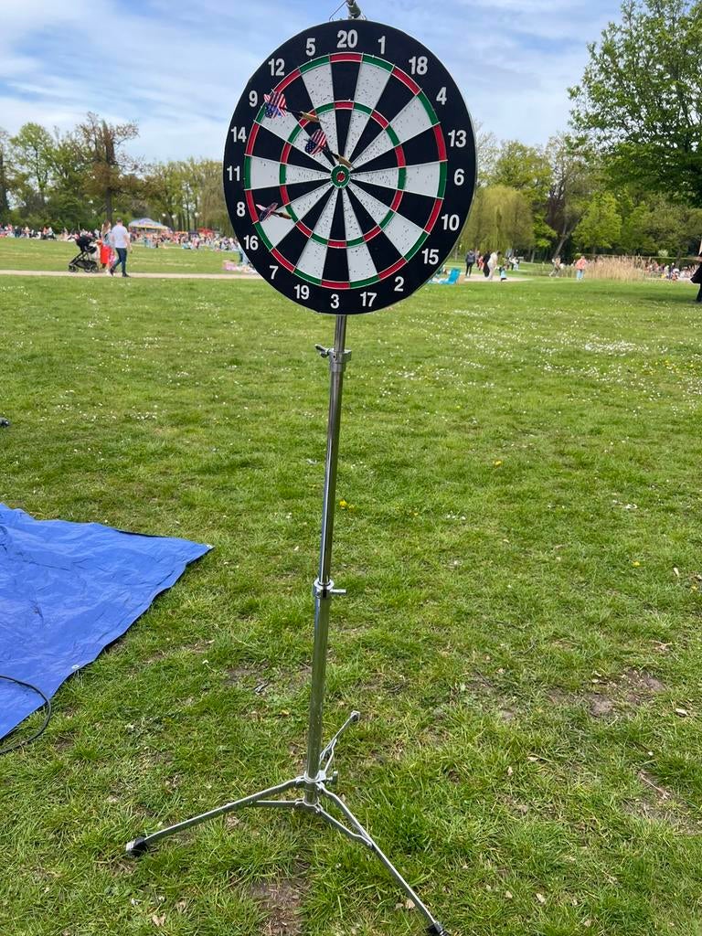 Dartbord met standaard en 3 pijltjes, Ophalen, Zo goed als nieuw, Dartbord