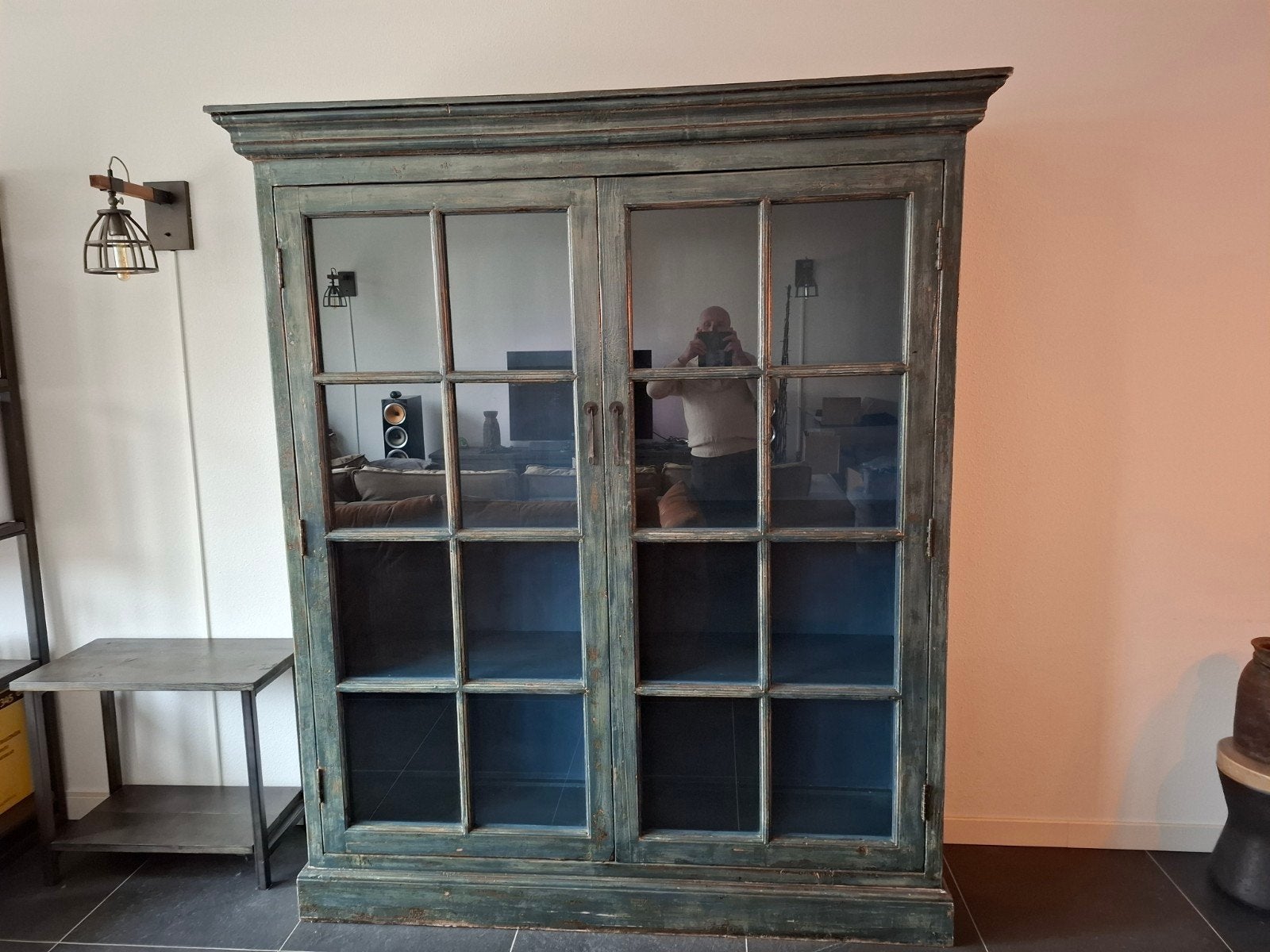unieke vitrine kast blauw grijs hout met glas, Ophalen, 200 cm of meer, 25 tot 50 cm, Glas