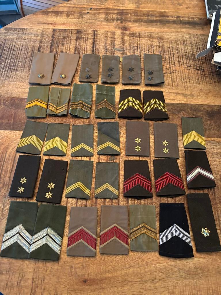 Lot Nederlandse baretemblemen, kraagspiegels en rangondersch, Verzamelen, Ophalen of Verzenden, Landmacht, Nederland, Embleem of Badge
