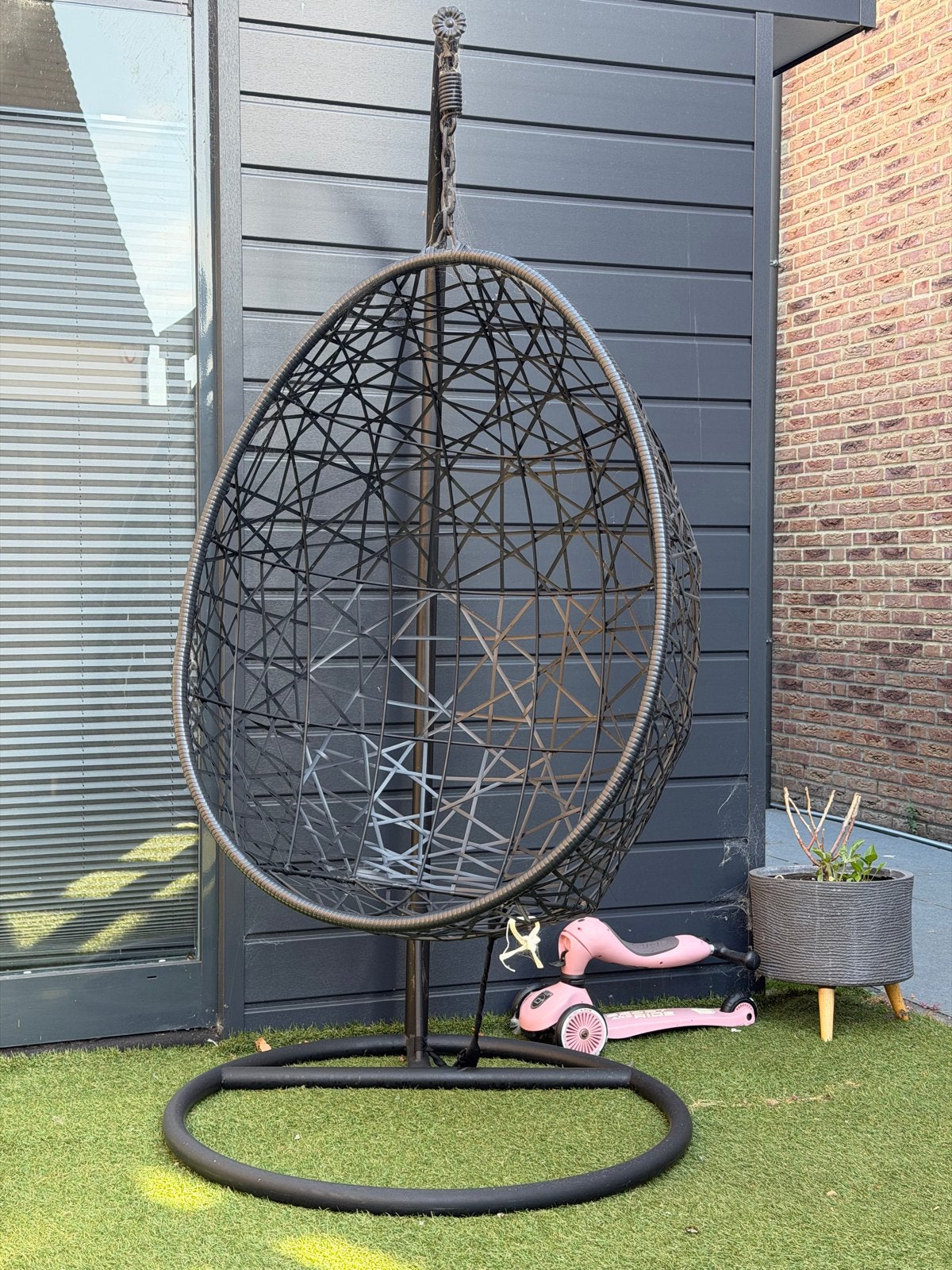 Zwarte hangstoel met standaard - perfect voor buiten, Ophalen, Gebruikt, Wicker