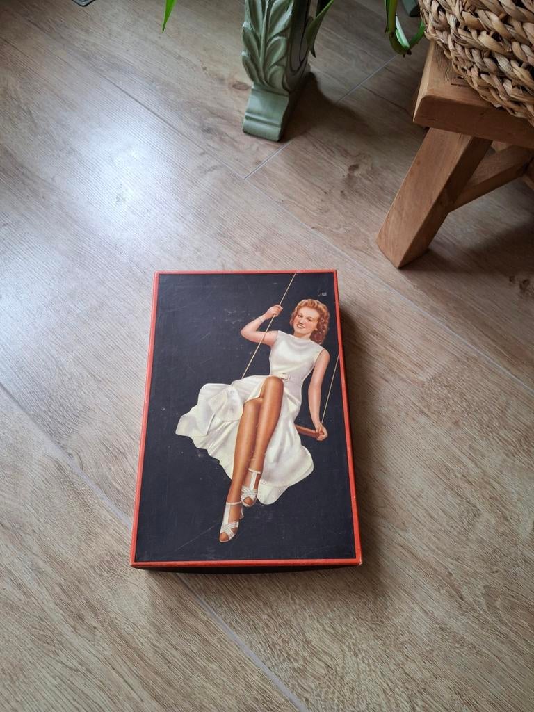 Vintage jaren 50 Pin Up doosje met dame op schommel, Antiek en Kunst, Ophalen of Verzenden