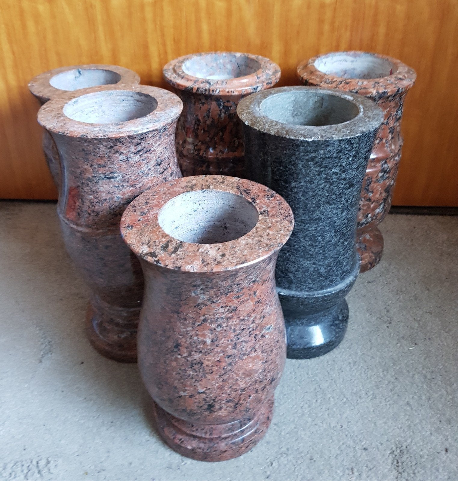 6 Granieten vazen, grafvazen., Ophalen