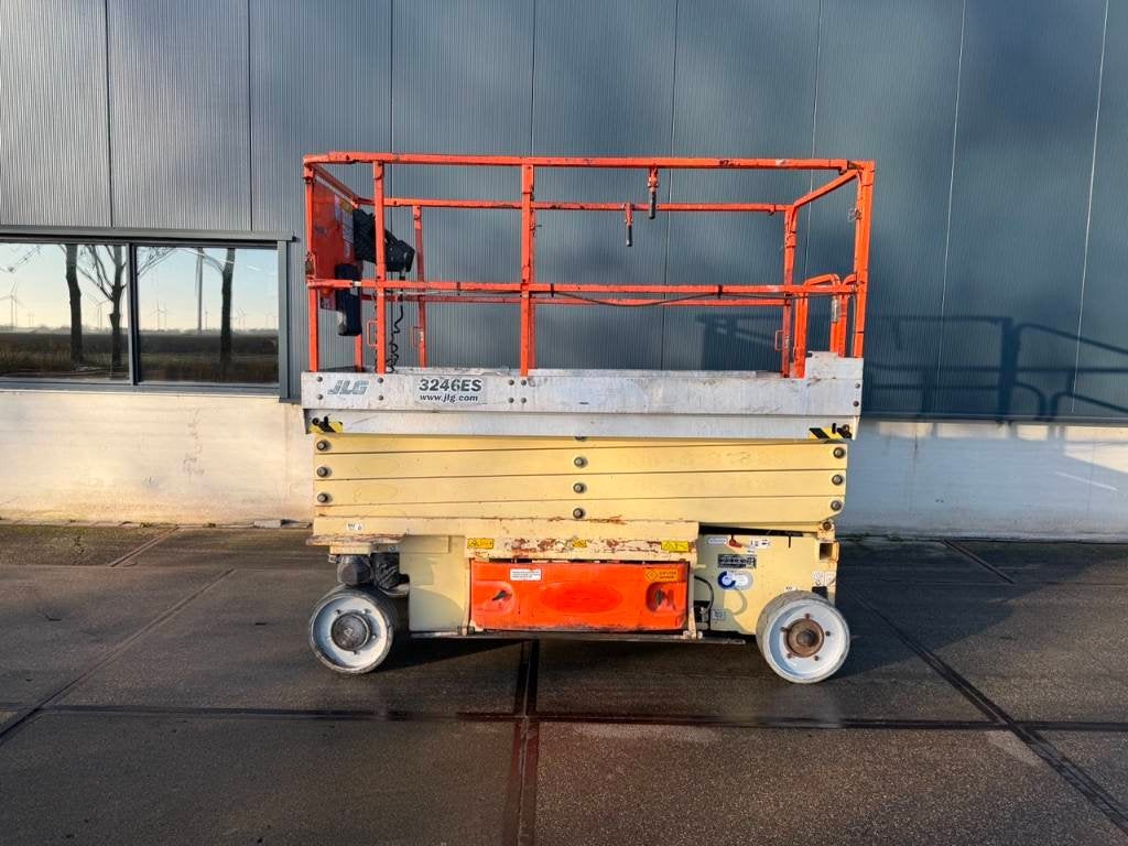 JLG 3246 ES Schaar hoogwerker 12 meter (bj 2013), Zakelijke goederen, Machines en Bouw | Liften, Steigers en Ladders