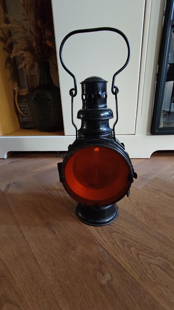Antieke spoorweglamp met rood glas, Ophalen