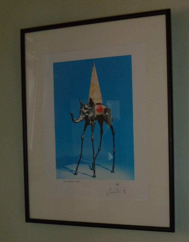 ingelijste officiële foto Space Elepfant 1980 Salvador Dali, Minder dan 50 cm, Ophalen of Verzenden, Zo goed als nieuw, Foto of Poster