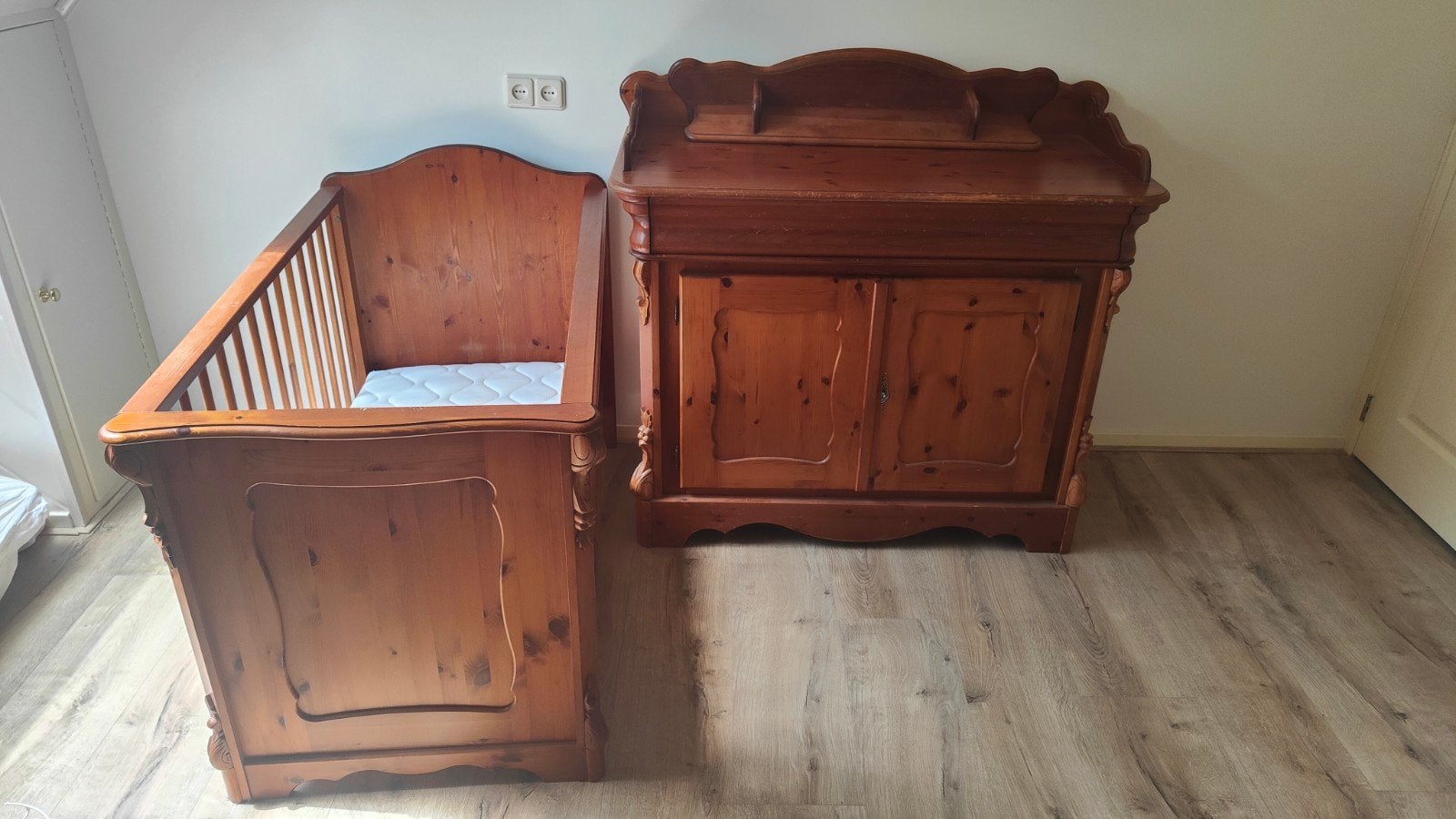Vintage houten babykamer set: ledikant, commode en plank, Ophalen