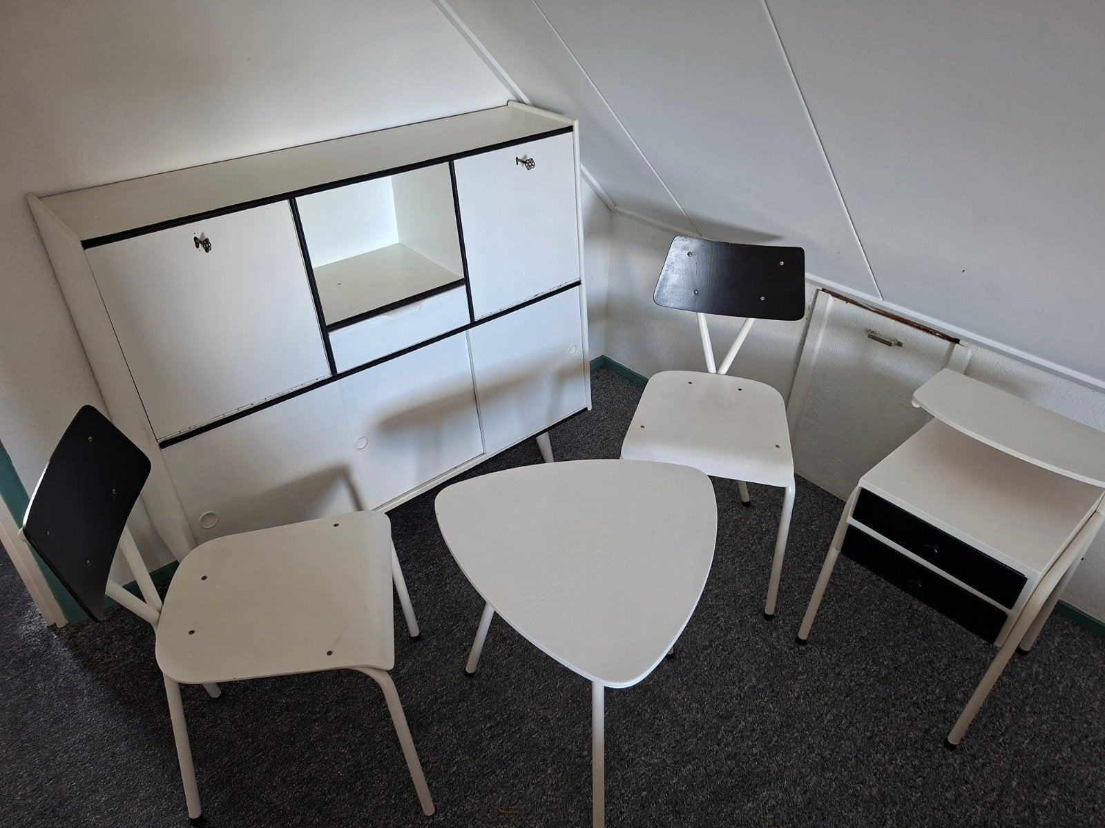 Vintage kast met stoelen en bijzettafel, Ophalen