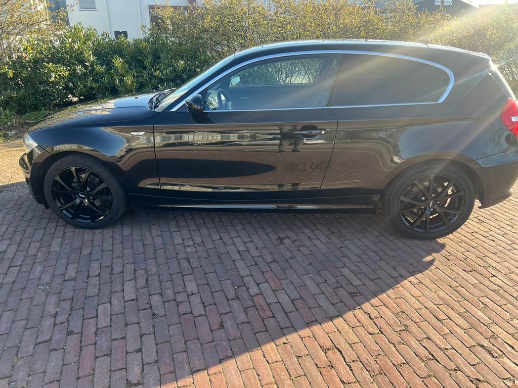 BMW 1-Serie 1.6 I 116 3DR 2008 Zwart, Auto's, 1-Serie, 4 cilinders, 1200 kg, Particulier
