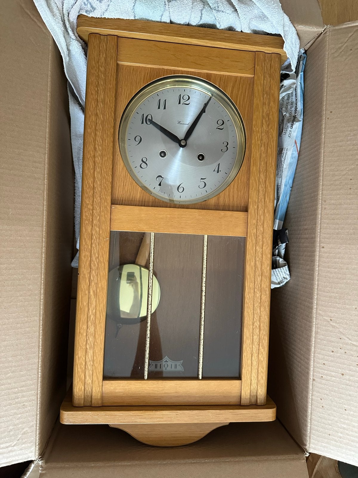 Klassieke houten wandklok, Ophalen