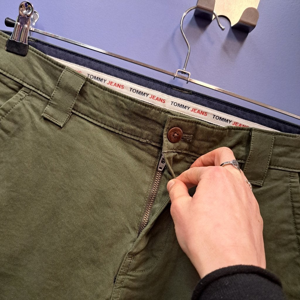Tommy Hilfiger kaki groen katoen broek Scanton Slim 34 47806, Maat 52/54 (L), ., Tommy Hilfiger, Ophalen of Verzenden