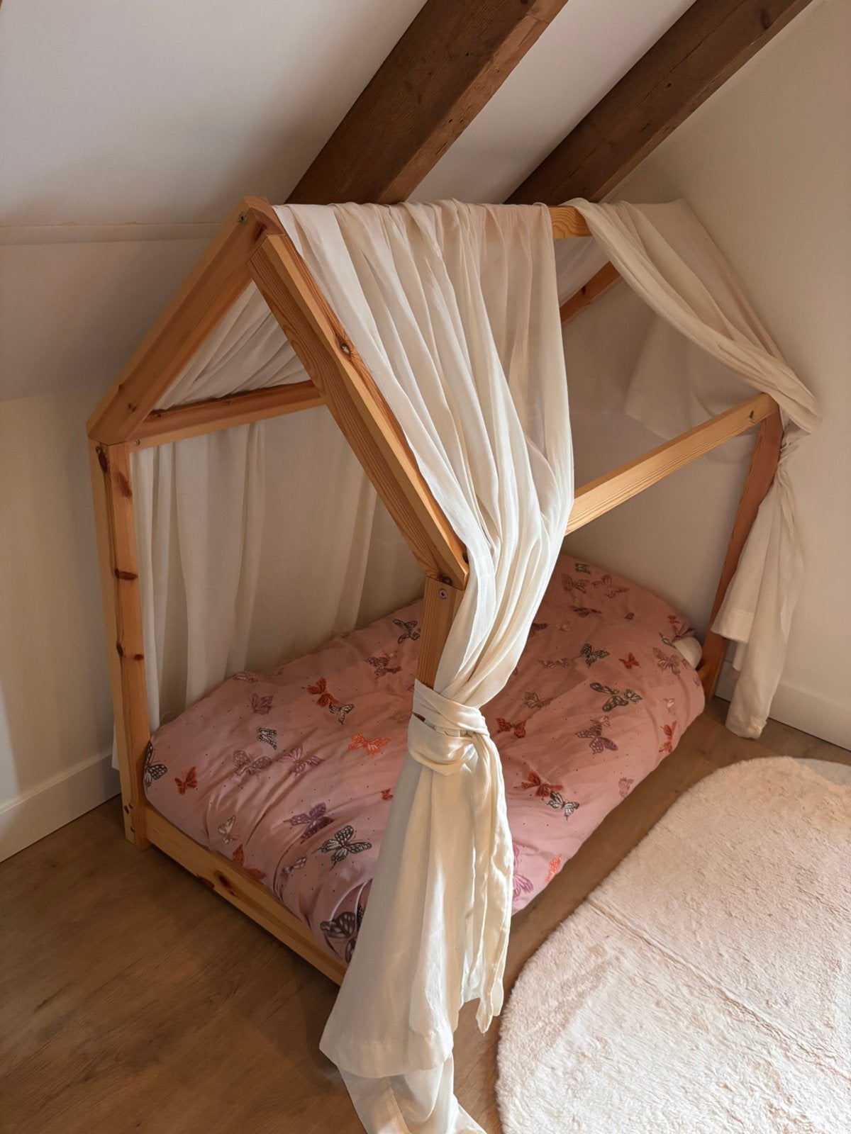 Peuterbed met huisje, Kinderen en Baby's, Ophalen, 70 tot 85 cm, 140 tot 160 cm, Zo goed als nieuw