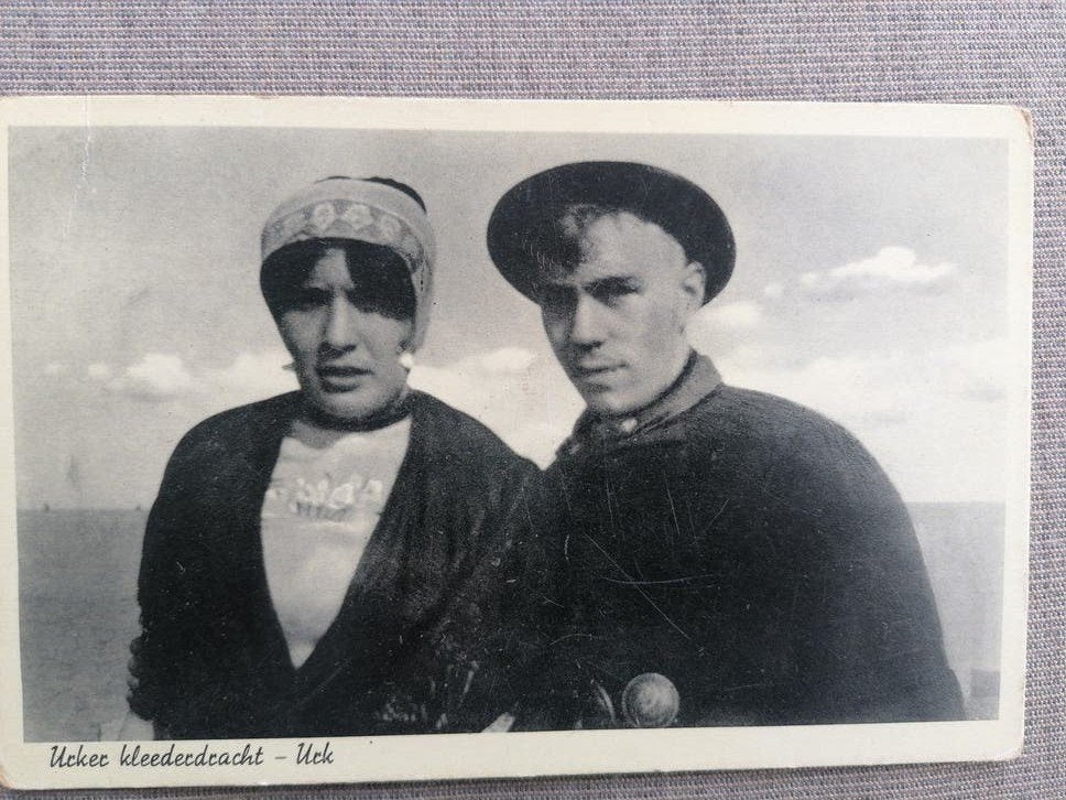Oude Ansichtkaart Urker Klederdracht - Man en Vrouw, Verzamelen, Ansichtkaarten | Nederland, Ophalen of Verzenden, 1920 tot 1940