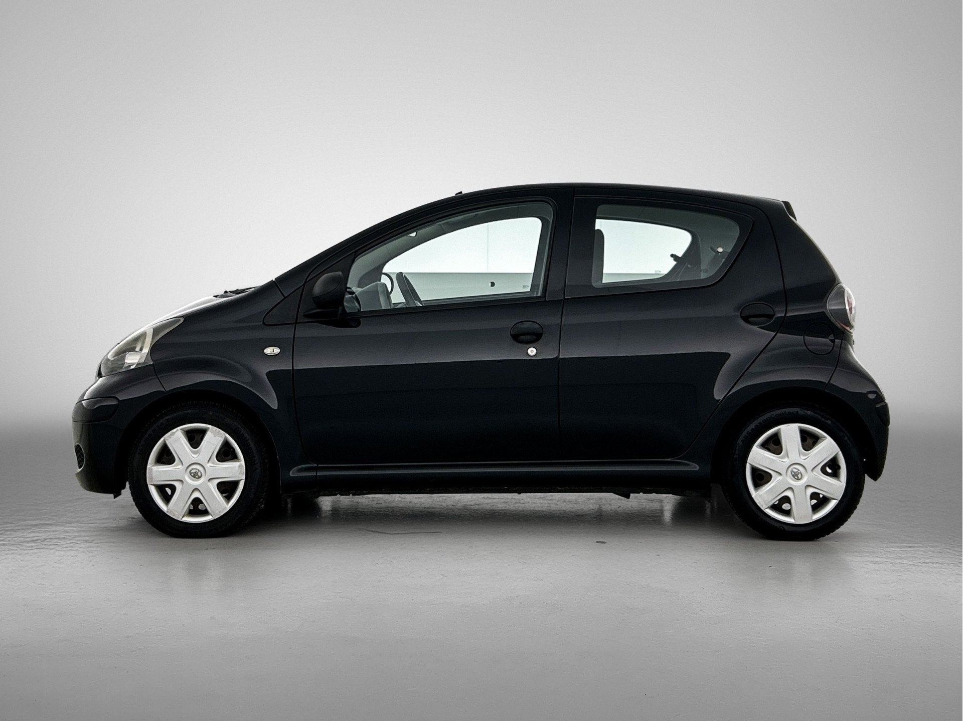 Toyota Aygo 1.0-12V Now | Eelektrische ramen | Airco |, Voorwielaandrijving, Stof, Gebruikt, Zwart