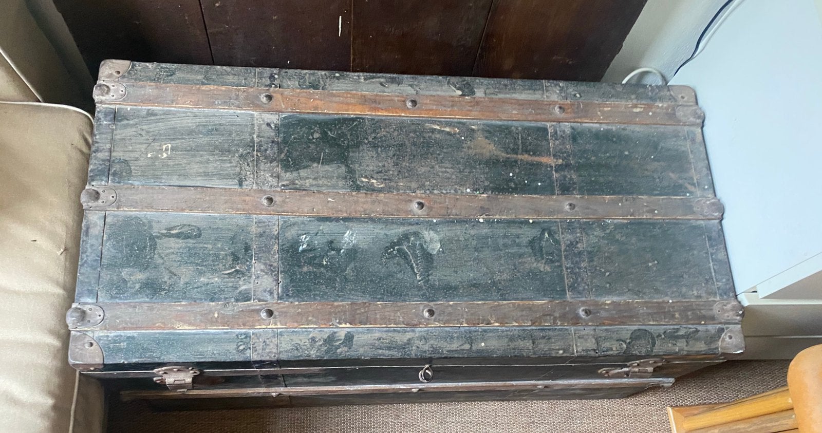 Vintage zwarte hutkoffer met bruine houten ‘gespen’, Ophalen, Minder dan 50 cm, Gebruikt, 100 tot 150 cm