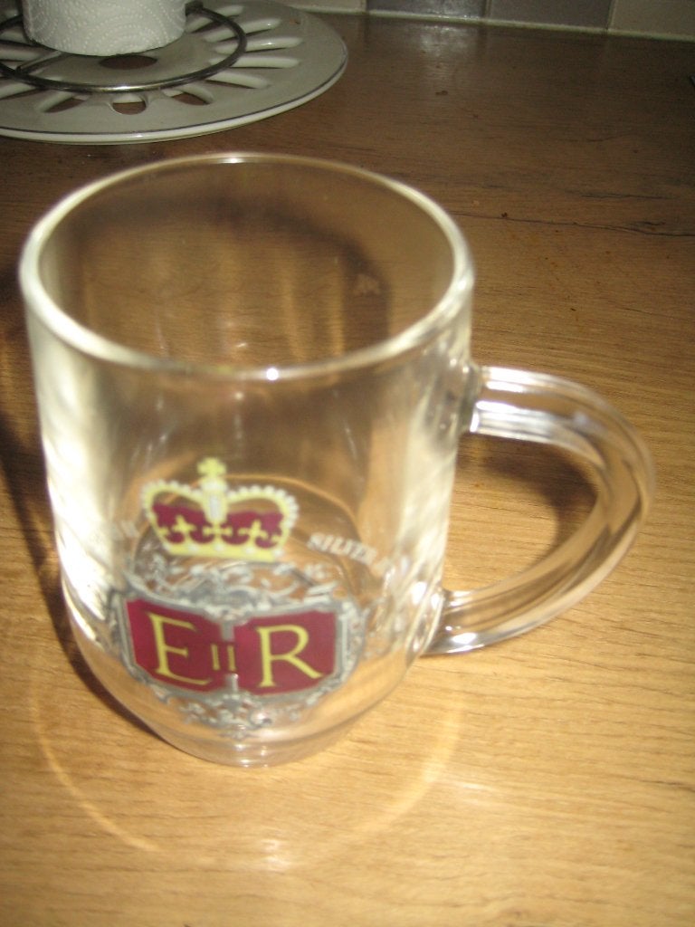 glazen pul/mok queen elisabeth II silver jubilee 1977, Ophalen of Verzenden, Zo goed als nieuw, Buitenland, Overige typen
