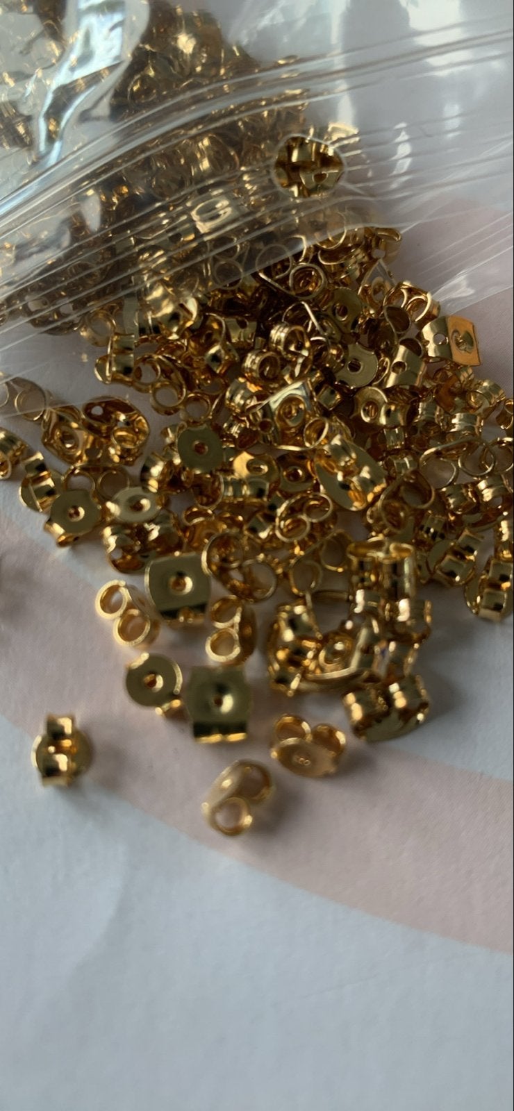 Goudkleurige oorbelstoppers, Overige materialen, Nieuw, Ophalen of Verzenden, Knopjes of Stekers