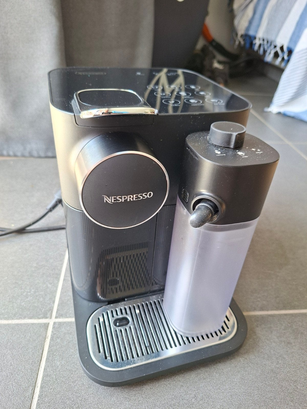 Nespresso De'Longhi EN650.B Koffiemachine met Melkopschuimer, Koffiepads en cups, Gebruikt, Koffiemachine, Ophalen of Verzenden
