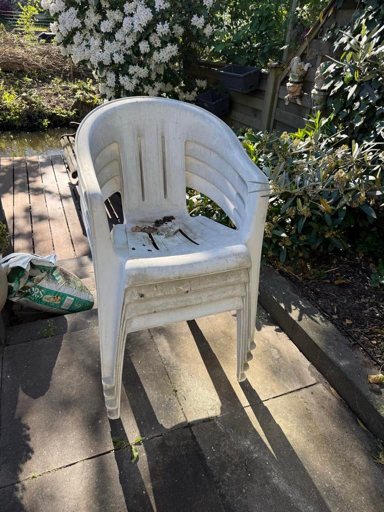 4 plastic tuinstoelen, Ophalen of Verzenden, Gebruikt