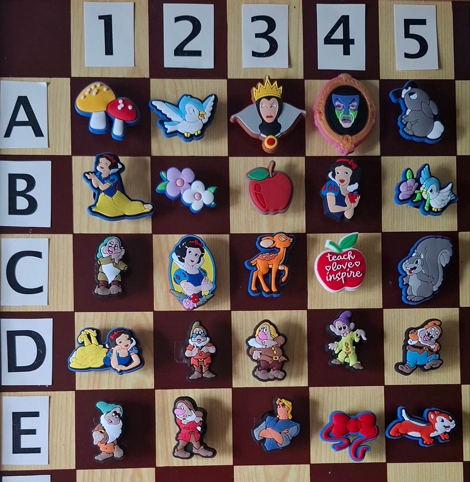 67: Sneeuwwitje & 7 Dwergen Schoenbedels Charms voor Crocs, Verzamelen, Speldjes, Pins en Buttons, Ophalen of Verzenden