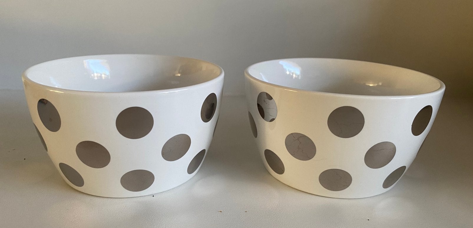 2 Witte schaaltjes met zilverkleurige stippen van de HEMA, Hema, Keramiek, Ophalen of Verzenden, Overige stijlen