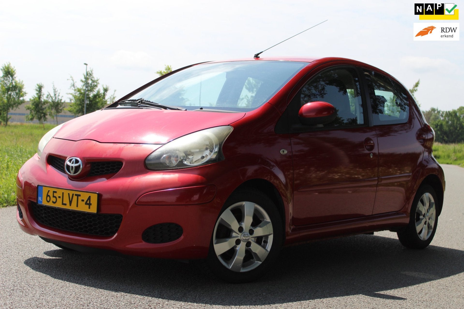 Toyota Aygo 1.0-12V Aspiration Red 68 pk |AIRCO | LICHTMETAL, Voorwielaandrijving, Gebruikt, Zwart, 4 stoelen