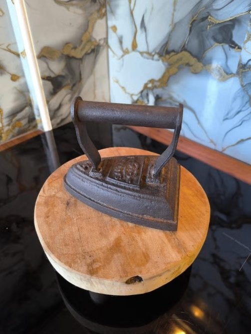 Antiek Gietijzeren Strijkijzer – Decoratief & Authentiek, Antiek en Kunst, Antiek | Gereedschap en Instrumenten, Ophalen of Verzenden