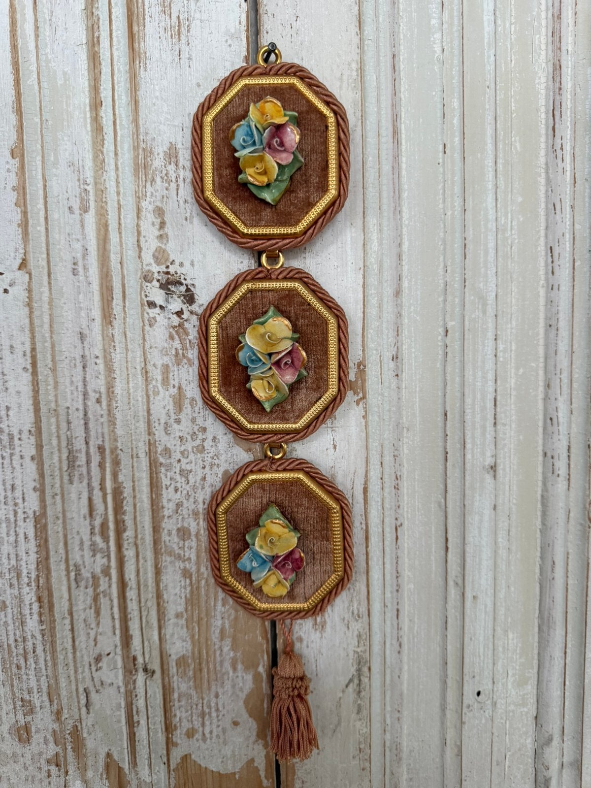 Italiaanse wandhanger met keramieken roosjes, Ophalen of Verzenden