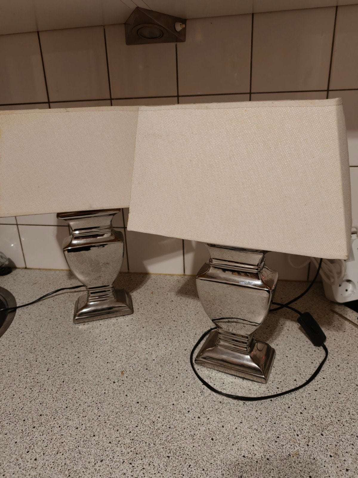 Set van 2 moderne schemerlampen met zilveren voet, Metaal, Ophalen of Verzenden, Zo goed als nieuw, Schemerlamp