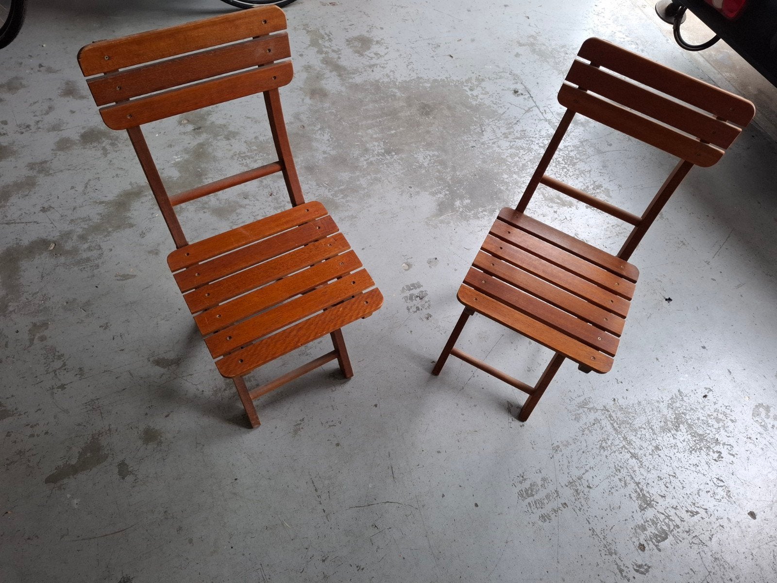 twee hardhouten klapstoeltjes, Tuin en Terras, Tuinstoelen, Ophalen, Zo goed als nieuw, Hout, Inklapbaar