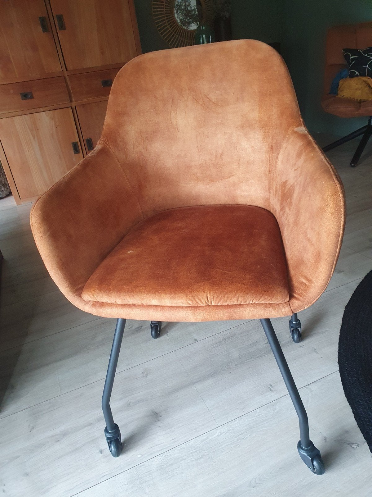 Set van 2 okergele eetkamerstoelen met wieltjes, Huis en Inrichting, Stoelen, Ophalen, Twee, Overige kleuren, Modern, comfortabel, met wieltjes