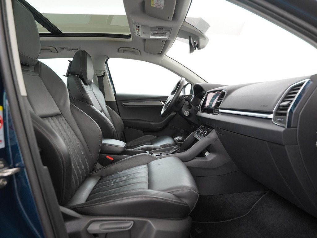 Skoda Karoq 1.5 TSI ACT Style DSG | Panoramadak | Leder | Tr, Auto's, Skoda, 12 maanden, 4 cilinders, Blauw, Bedrijf