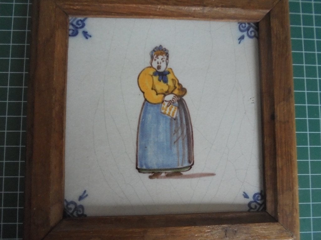 Oude tegel Keukenmeid 13x13x8 cm, Antiek en Kunst, Antiek | Wandborden en Tegels, Ophalen of Verzenden