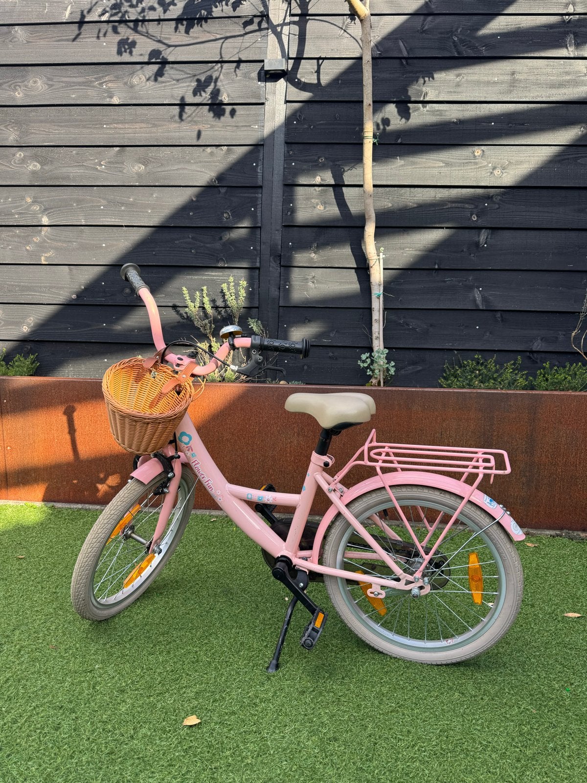 Roze kinderfiets met mandje - Flower Fun, Fietsen en Brommers, Ophalen, Gebruikt, Terugtraprem, 16 tot 20 inch