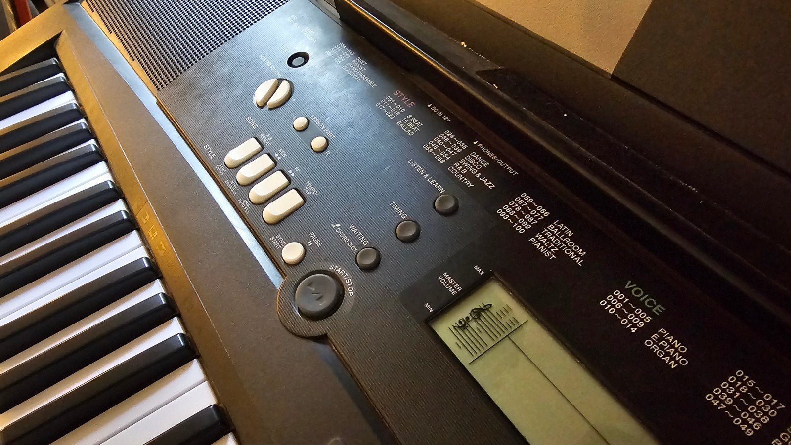Foto 5 van Yamaha EZ-220 keyboard met standaard en sustainpedaal