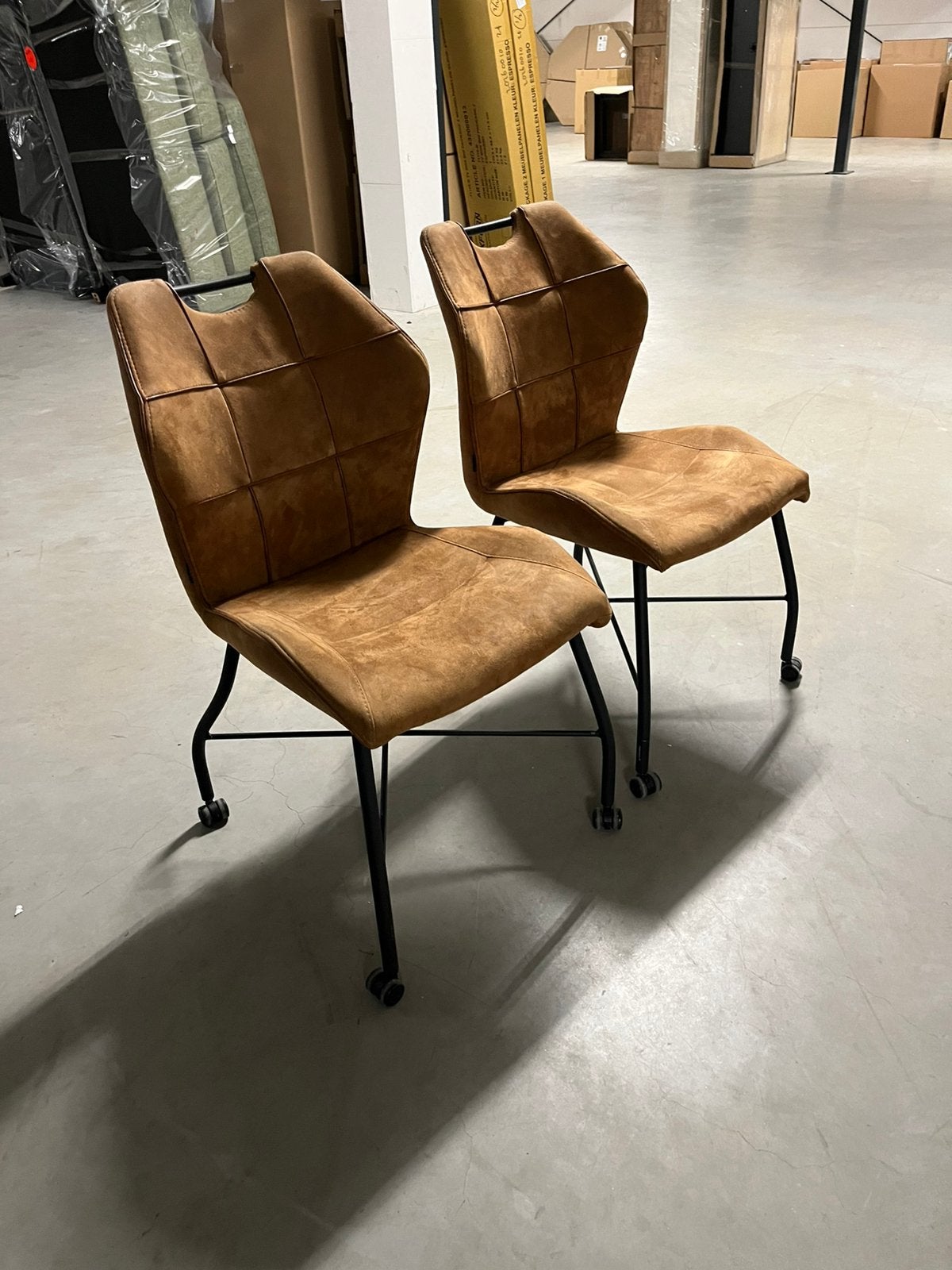 2 eetstoelen op wieltjes in microvezel kleur cognac, Ophalen, Bruin, Zo goed als nieuw, Eén