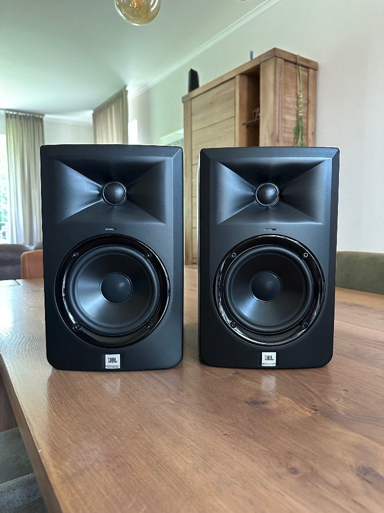 JBL LSR 305 2x, Studiomonitor, JBL, Ophalen of Verzenden, Zo goed als nieuw