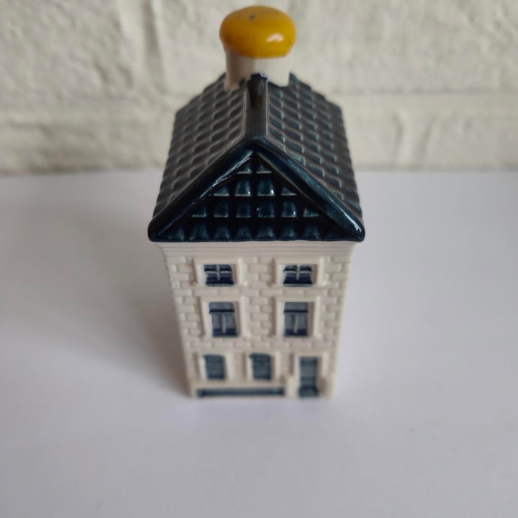KLM huisje, nummer 26 Het is gemaakt van Blue Delfts en komt, Verzamelen, KLM Huisjes, Ophalen of Verzenden, Zo goed als nieuw