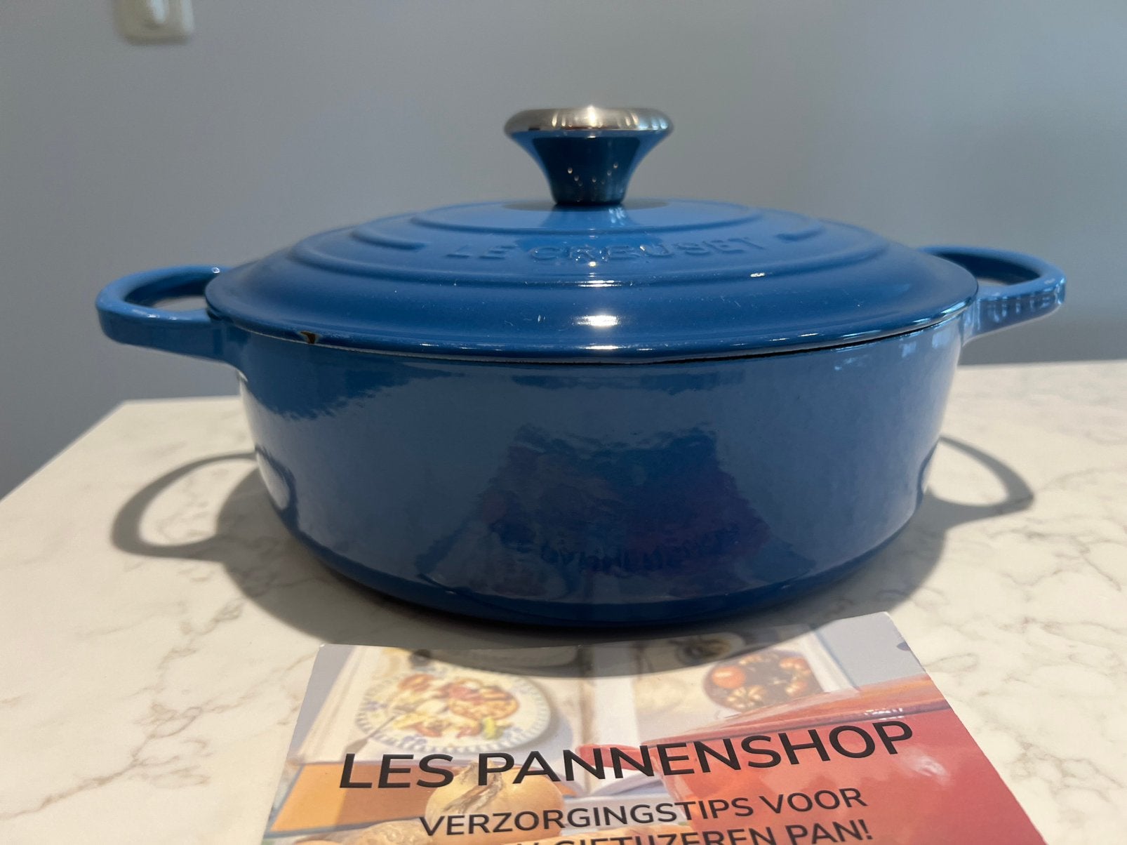 Le Creuset lage braadpan 24 cm Marseille heel goede staat, Gebruikt, Met handvatten, Le Creuset, Ophalen of Verzenden
