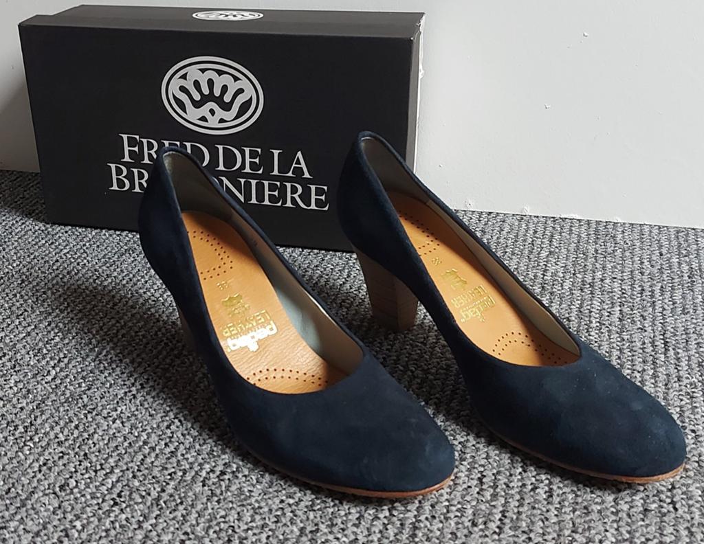 Fred de la Bretoniere suède pumps - Maat 38, Pumps, Fred de la Bretoniere, Blauw, Ophalen of Verzenden