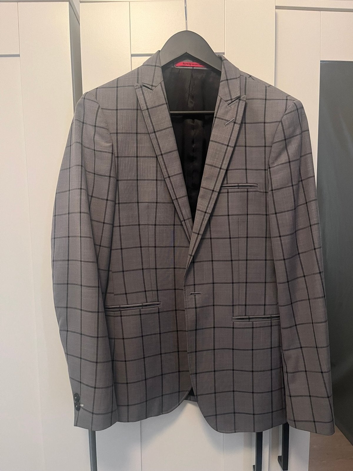 Grijs geruit Runway kostuum maat 44, Ophalen of Verzenden, Gedragen, Maat 46 (S) of kleiner, Grijs
