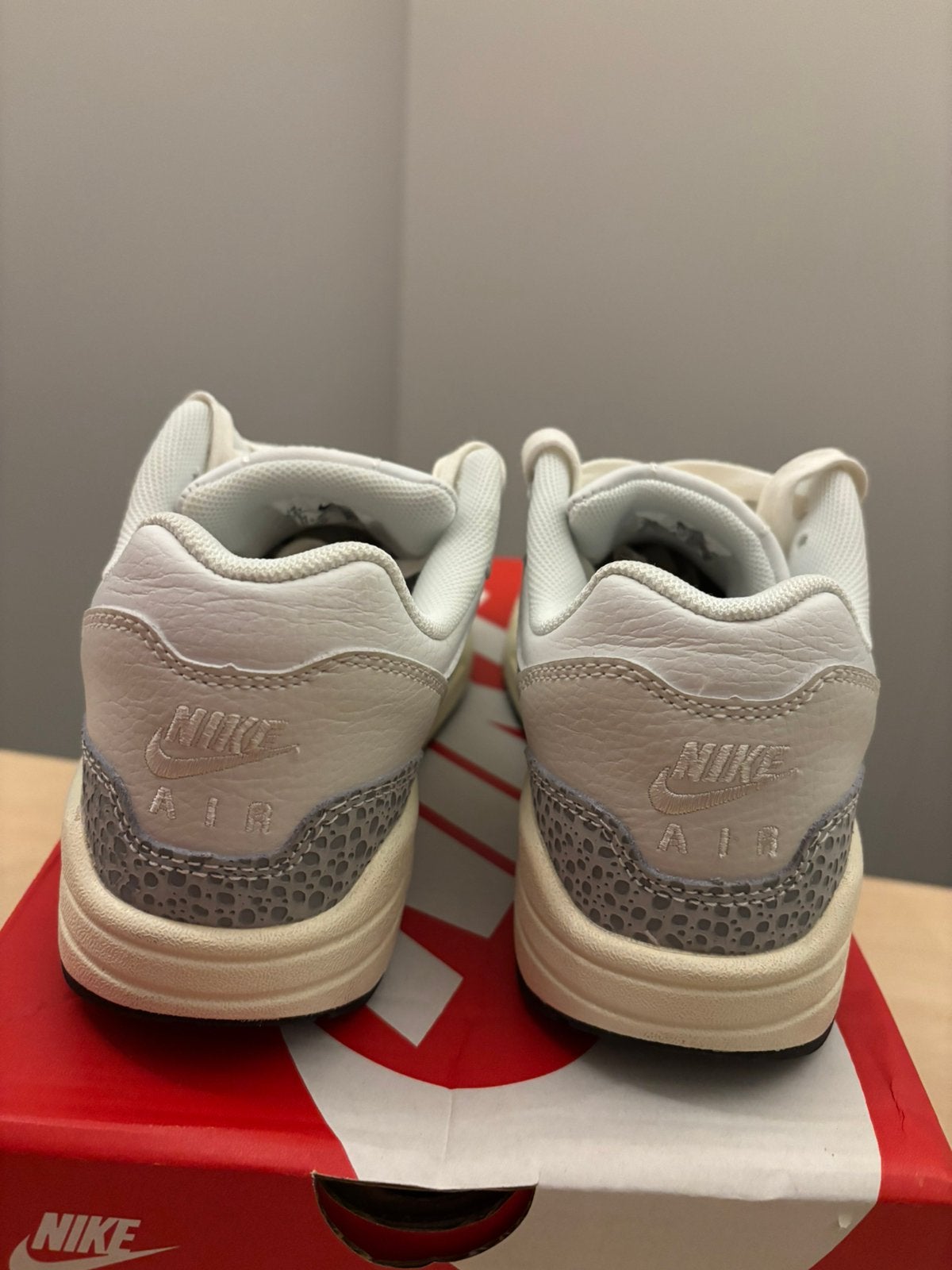 Nike air max 1 safari summit white maat 39, Wit, Ophalen of Verzenden, Sneakers of Gympen, Zo goed als nieuw