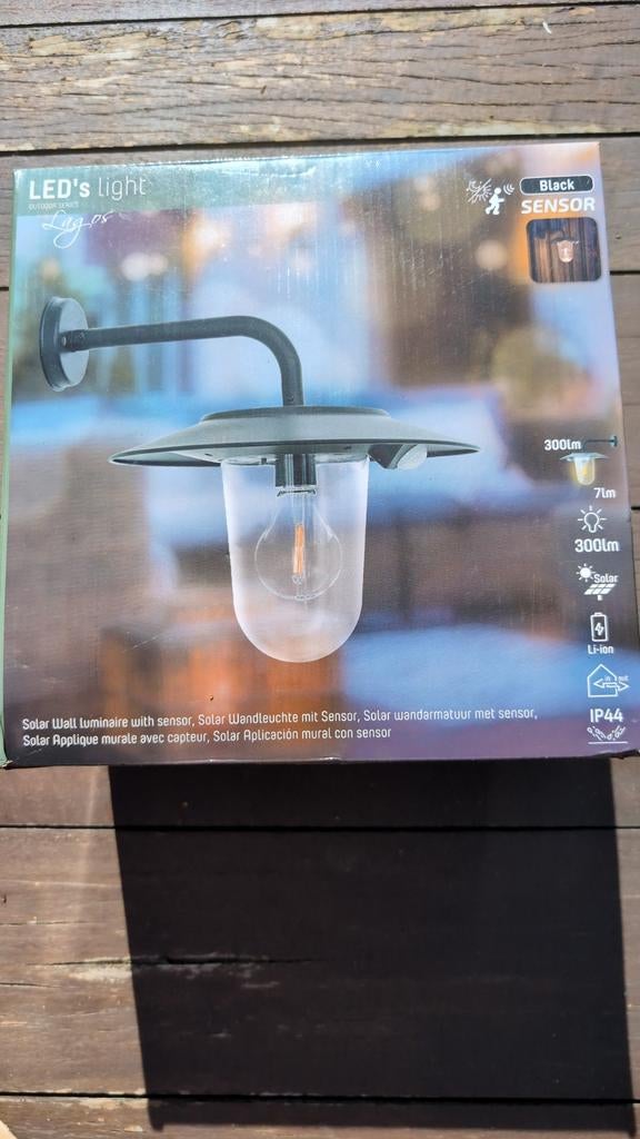 LED Buitenlamp Solar met Sensor - Nieuw in Verpakking, Zonne-energie, Led, Wandlamp, Nieuw