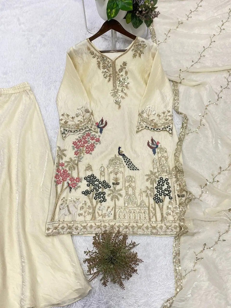 Prachtige geborduurde Indiase jurk - Nieuw, Beige, Nieuw, Ophalen of Verzenden, Onbekend