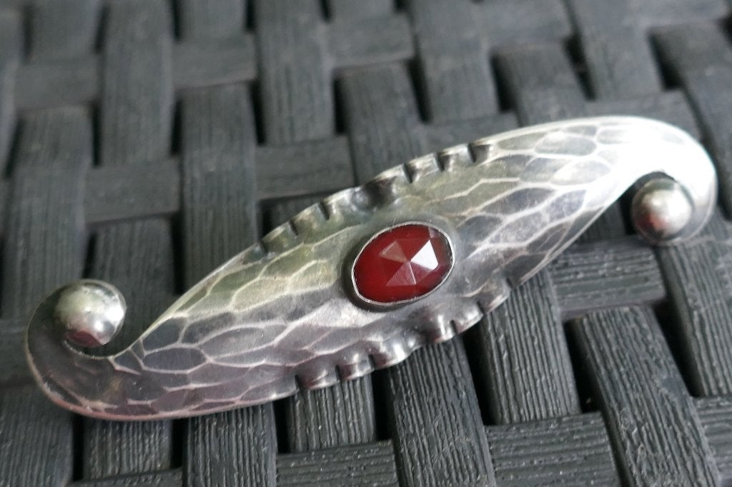 Antieke zilveren broche met carneool  -  Amsterdamse School., Verzenden, Zilver, Broche, Met edelsteen