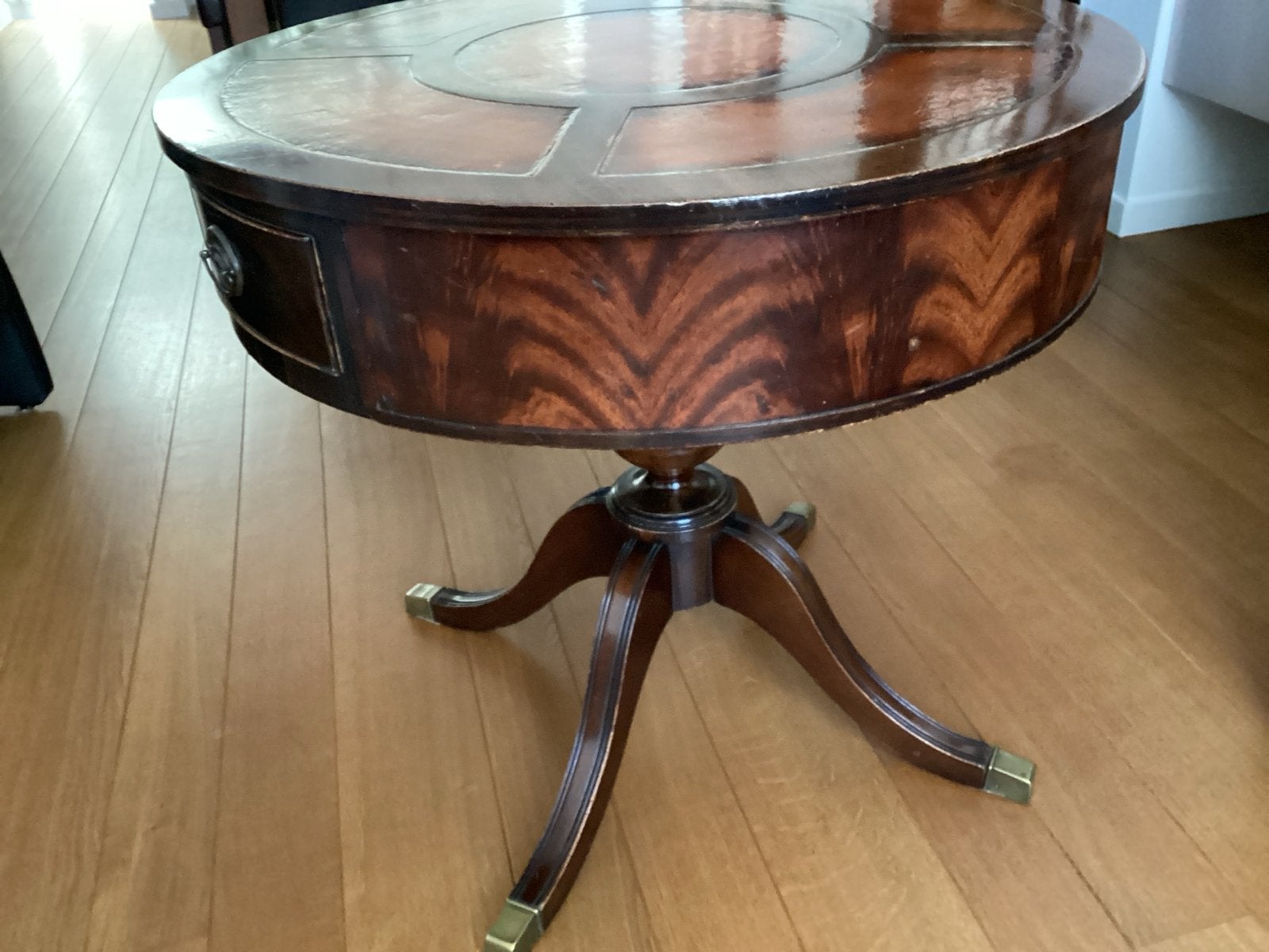 Antieke ronde salontafel met lade, Ophalen