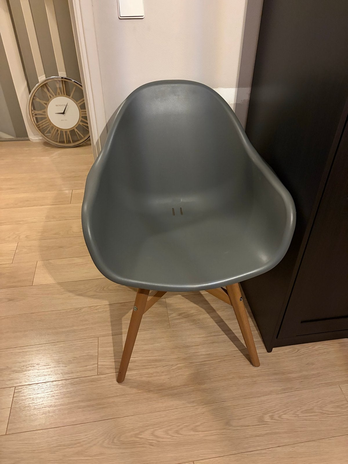 Grijze stoel met houten poten, Ophalen, Gebruikt, Hout, Eén